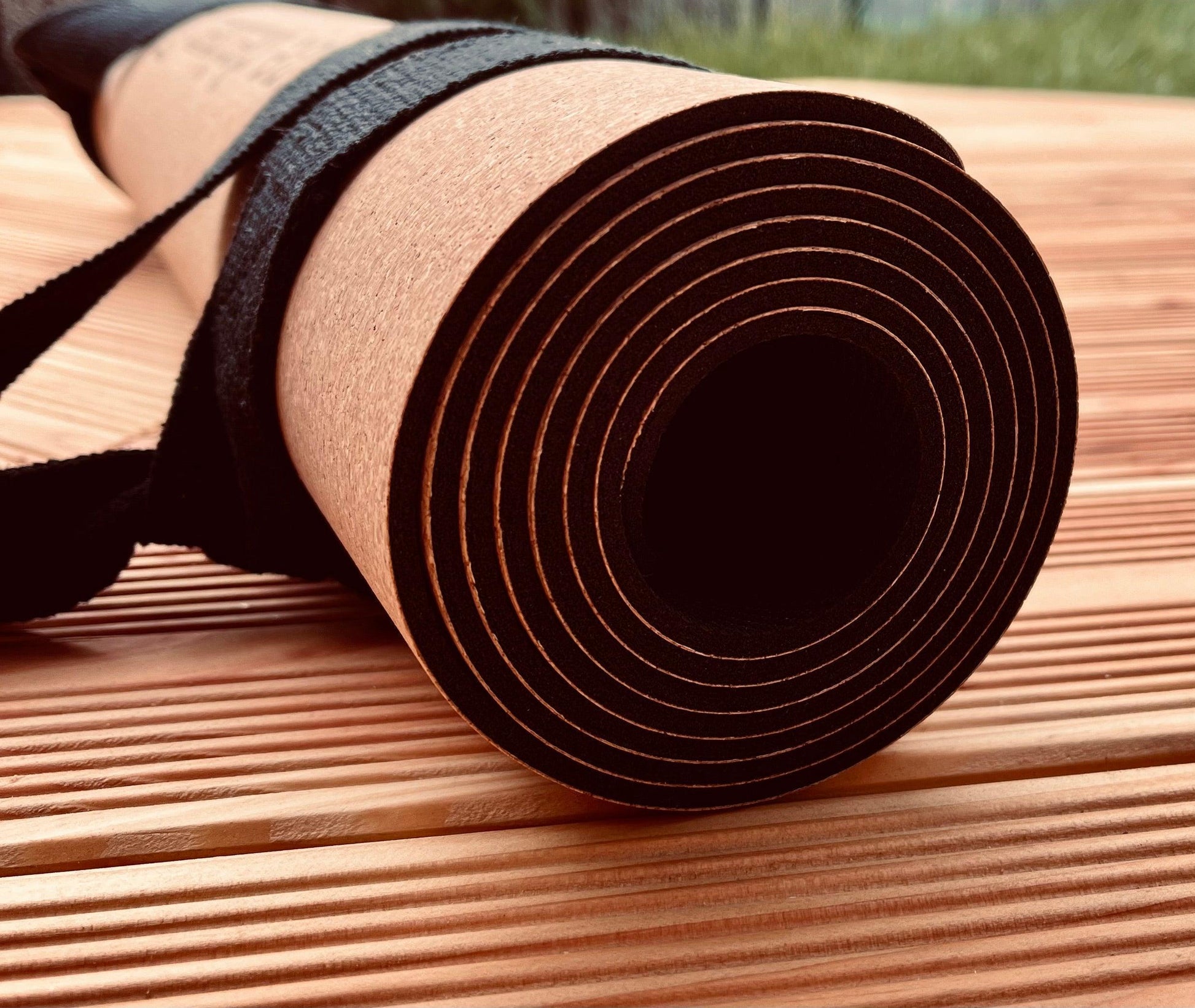 Yogamatte Kork und Rubber mit  praktischen Tragegurt aus Baumwolle in schwarz - zusammengerollt präsentiert
