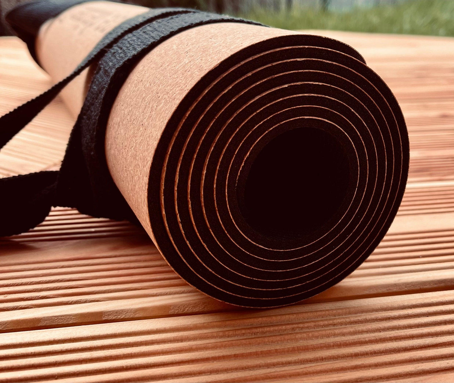 Yogamatte Kork und Rubber mit praktischen Tragegurt aus Baumwolle in schwarz - zusammengerollt präsentiert