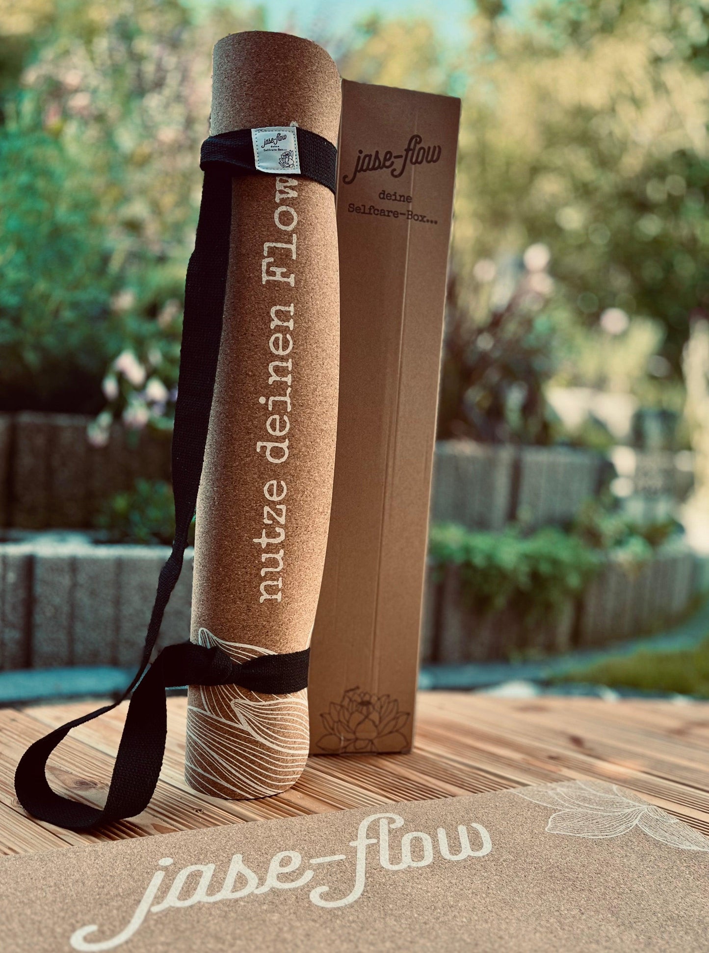 Yogamatte Lotus aus Kork mit praktischen Tragegurt und plastikfreier Verpackung - liebevoll designt