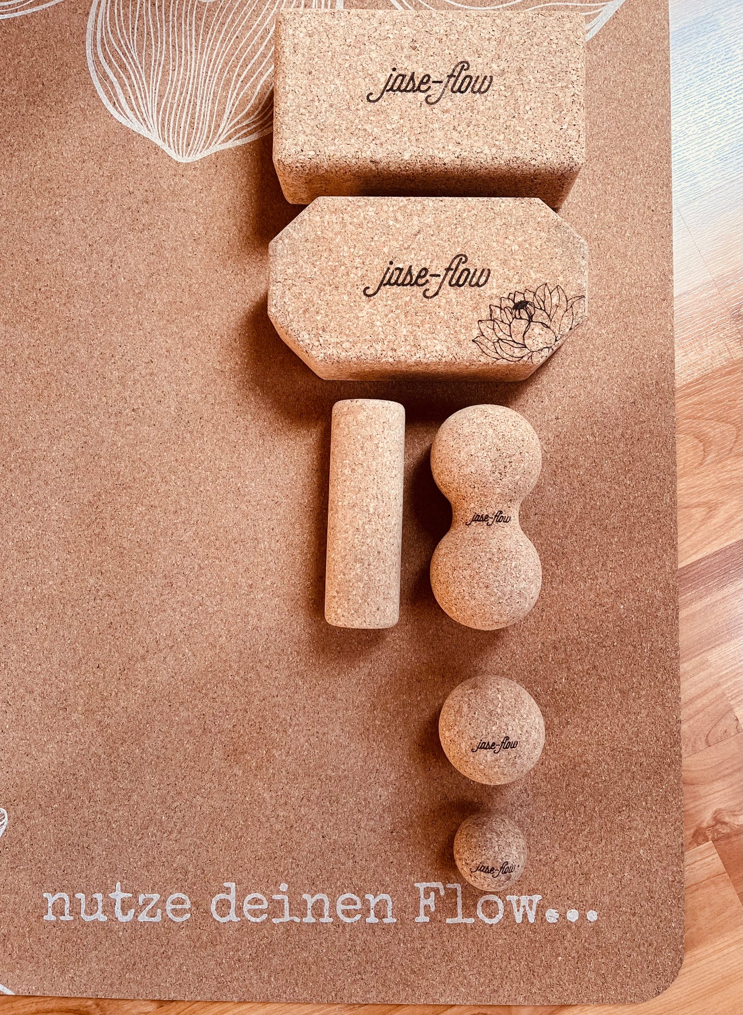 jase-flow´s Yogazubehör umweltfreundlich und nachhaltig mit Yogablock und Faszien-Zubehör auf der Yogamatte Kork Lotus drapiert
