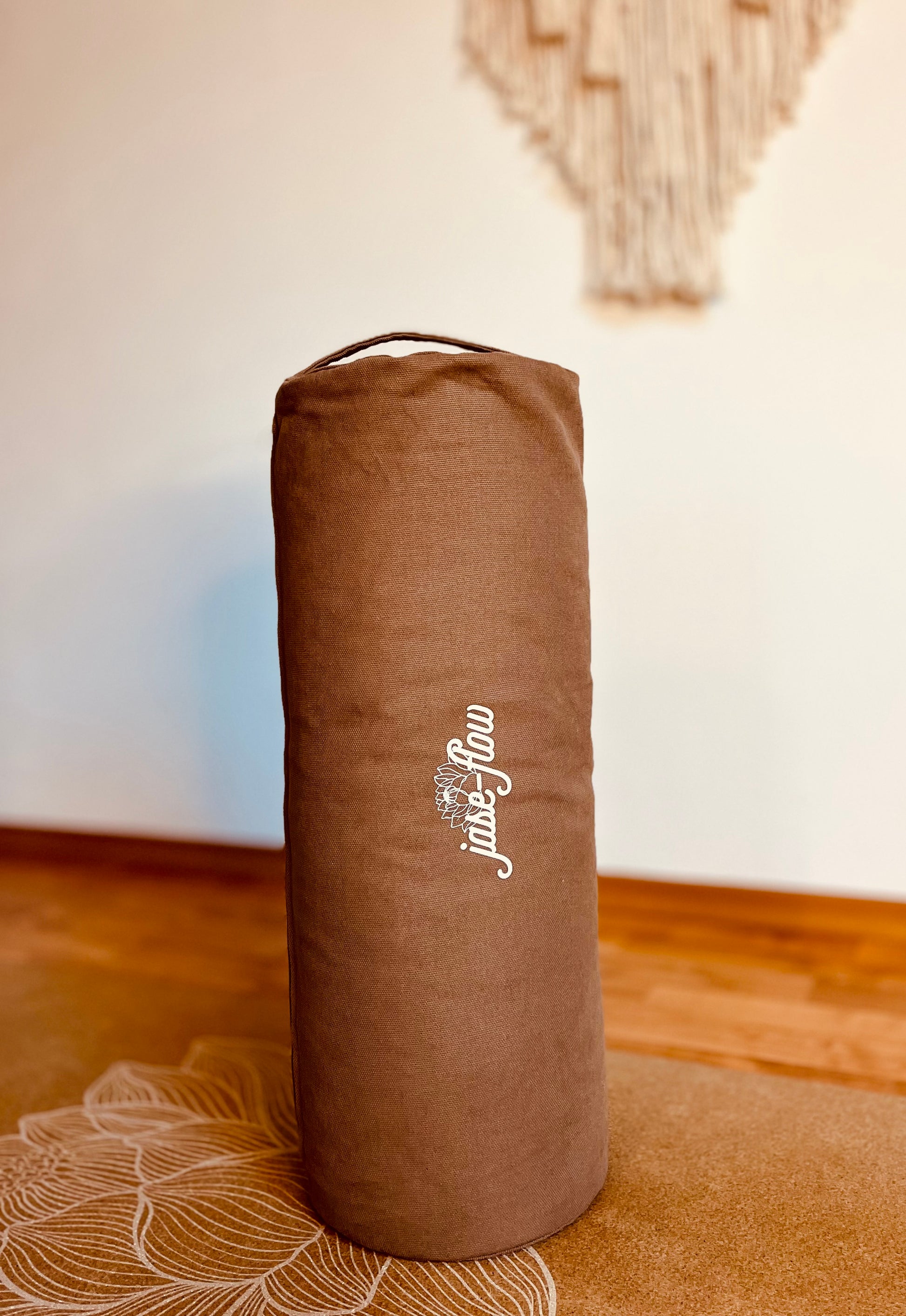 zylindrisches umweltfreundliches Yogabolster mit kleiner Lotusflower von jase-flow
