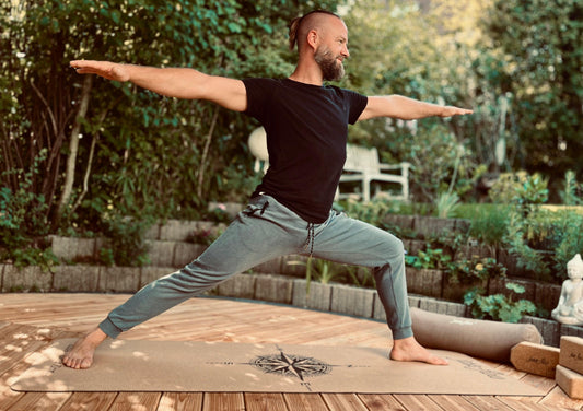 Asana Krieger, Yogamatte Kork, Trainingsmattte umweltfreundlich, Yogamatte ökologisch, Yogamatte umweltfreundlich, Yogamatte rutschfest, Yogamatte mit Tragegurt