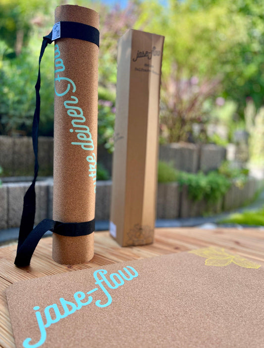 Yogamatte Beachy aus Kork mit praktischen Tragegurt